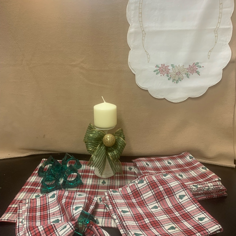 Plaid Red and White Table Napkins Set.  Inv 490